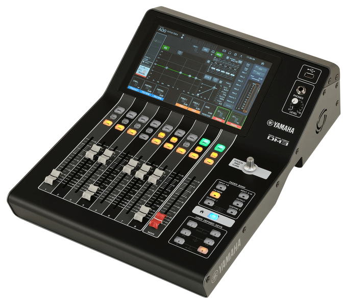 Чёрный цифровой микшерный пульт Yamaha DM3 с включённым сенсорным экраном и девятью фейдерами, вид в три четверти